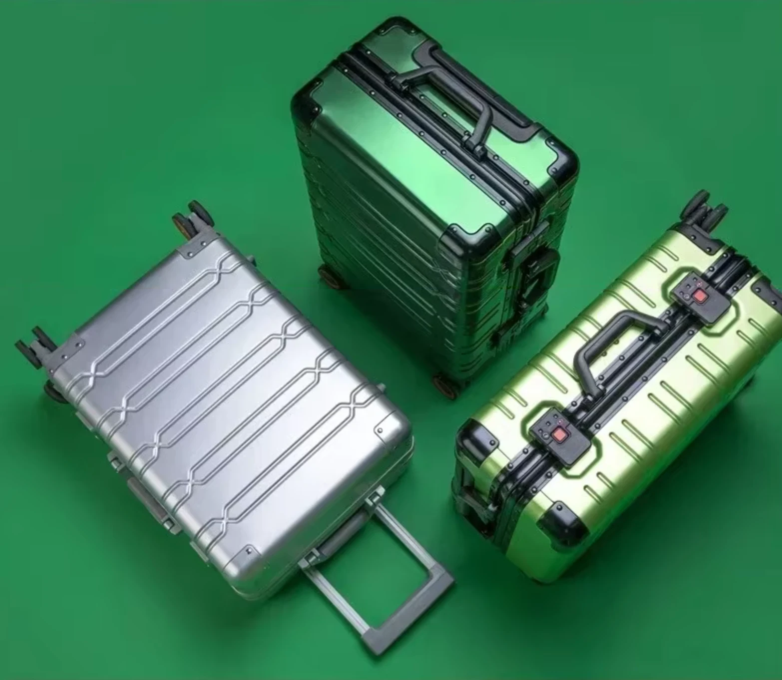 Geöffneter Koffer der Aluminium-Serie mit Innenfächern und Kompressionsriemen